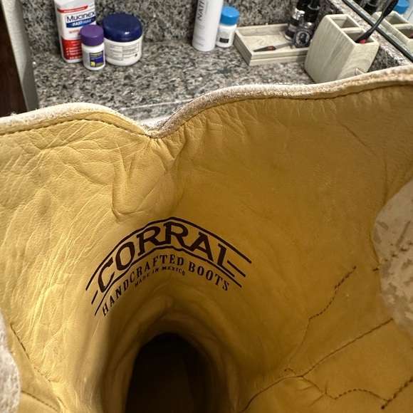 Embroidered Cream Western Boots - Picture 5 of 6